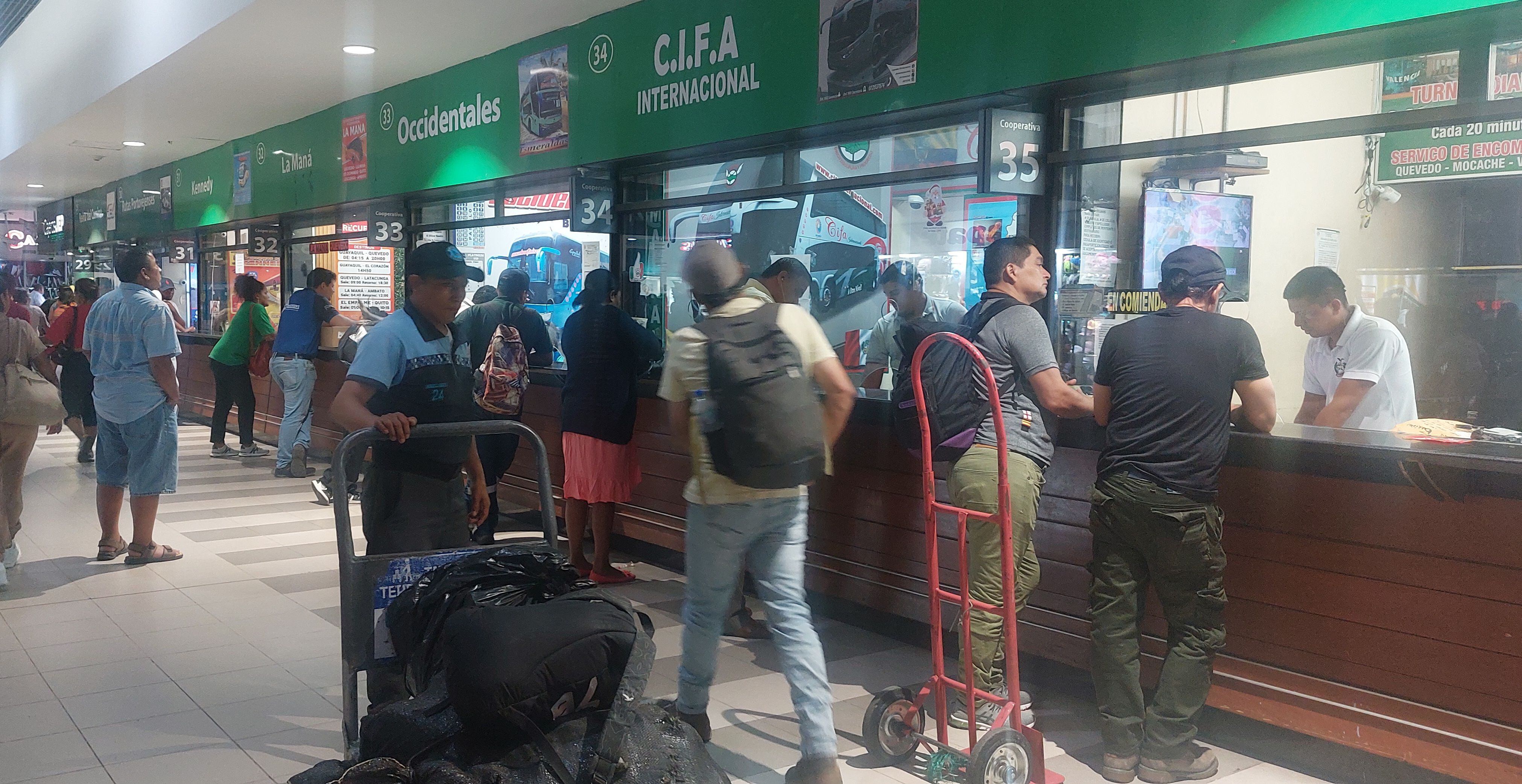 Usuarios de terminales de Guayaquil aprovecharon la suspensión de jornada laboral para viajar a ciudades en las que están empadronados