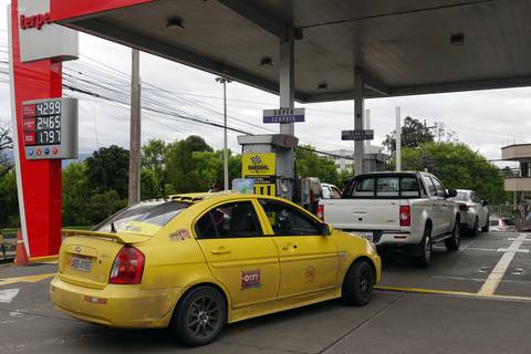 Gobierno paga casi $ 1 millón a 24.259 transportistas para que no suban tarifa por alza de gasolina extra y ecopaís