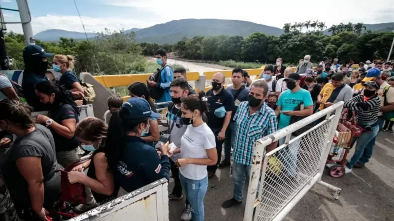 Muchos venezolanos están regresando a su país, pero aún hay muchos otros que se siguen yendo. Getty Images