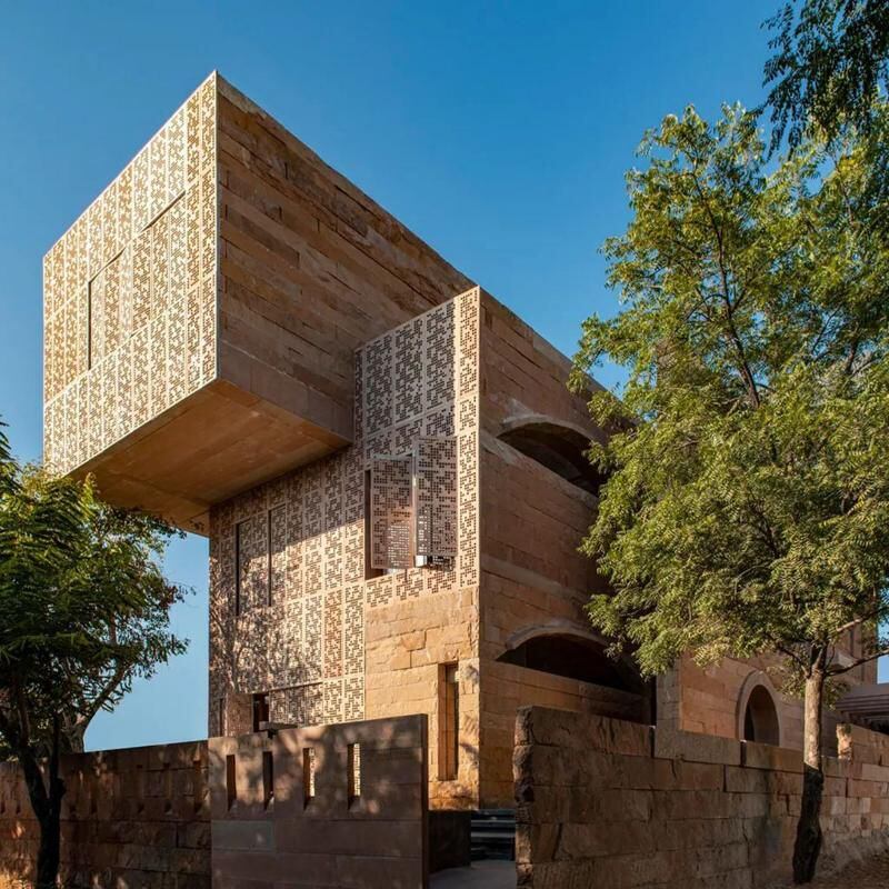 En Jaipur, la Casa de Piedra Maciza de Malik Architecture fue creada con arenisca de una cantera cercana.