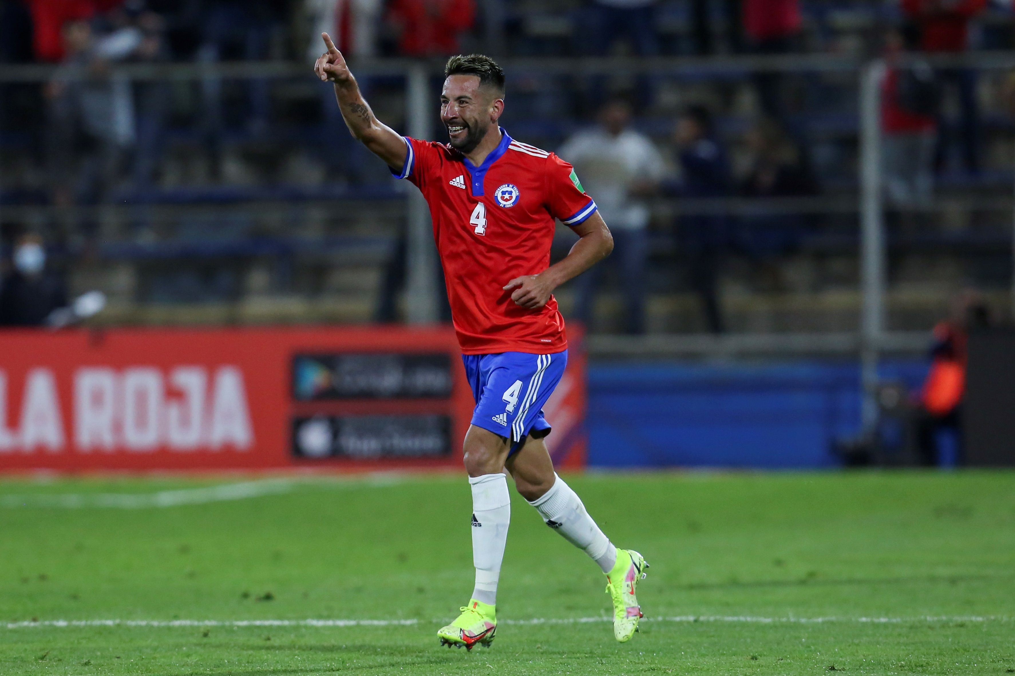 Mauricio Isla es otra de las bajas que tendrá Chile para medir a Paraguay y Ecuador por eliminatorias