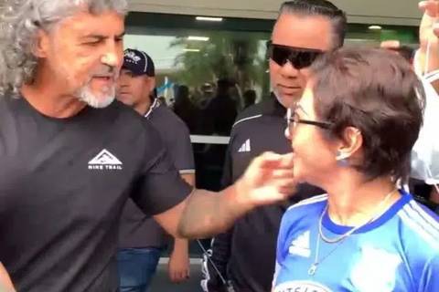 Emotivo recibimiento de hinchas azules tuvo Leonel Álvarez, nuevo DT de Emelec, a su arribo a Guayaquil