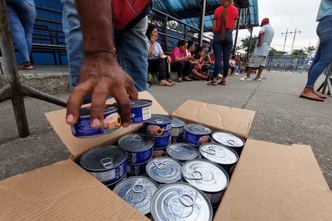 Familiares de reos se autoconvocan para llevar latas de atún ante anuncio de cese de servicio de alimentación de empresa