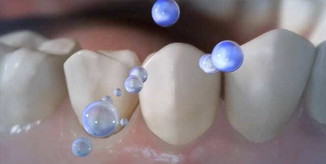 La hidroxiapatita actúa para reparar los dientes.