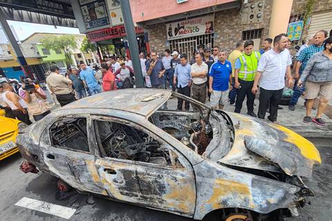 Conductor y pasajero con graves quemaduras por incendio de taxi en el centro de Guayaquil