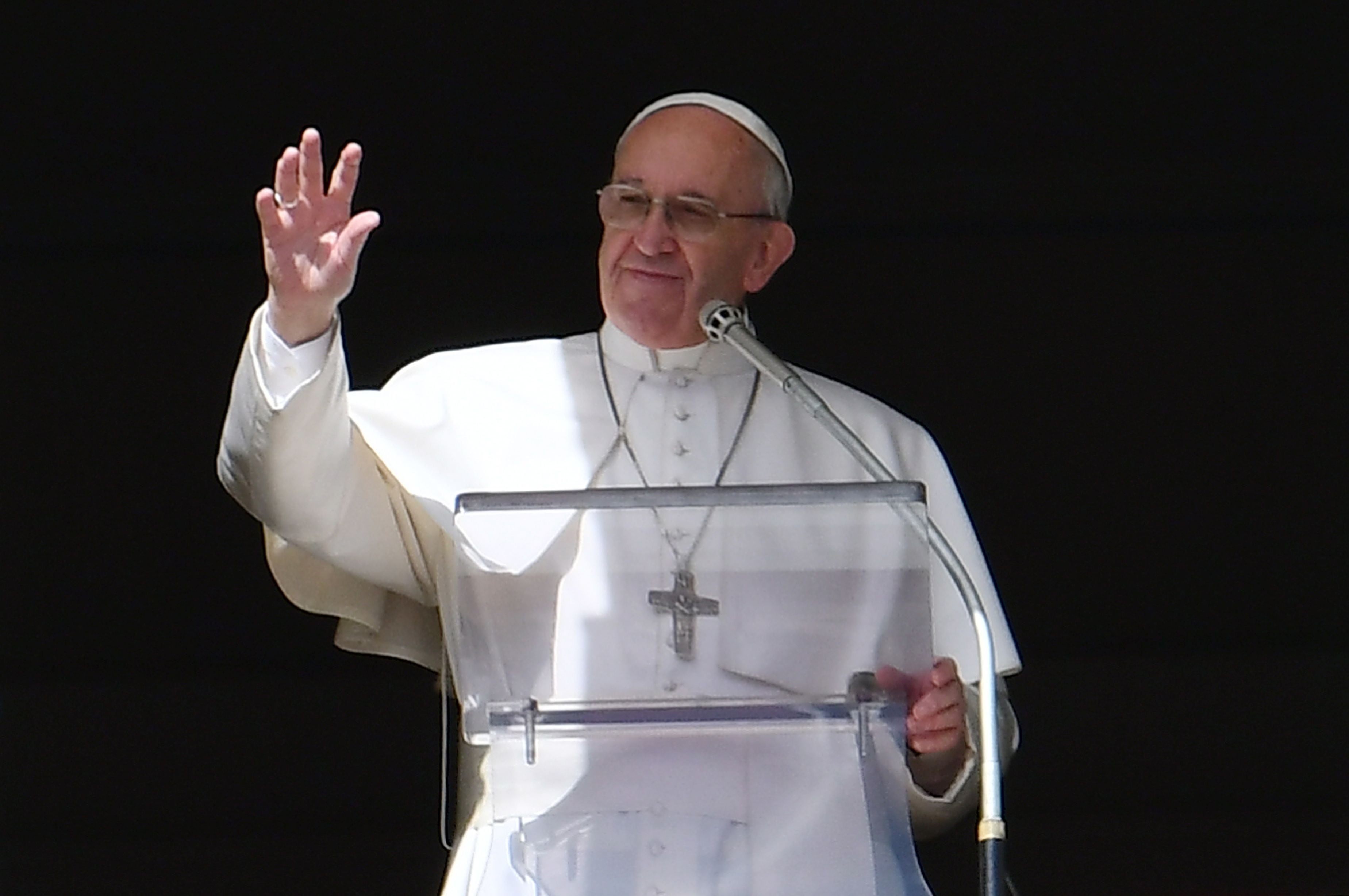 Papa Francisco: “Ser homosexual no es delito, pero sí es pecado”