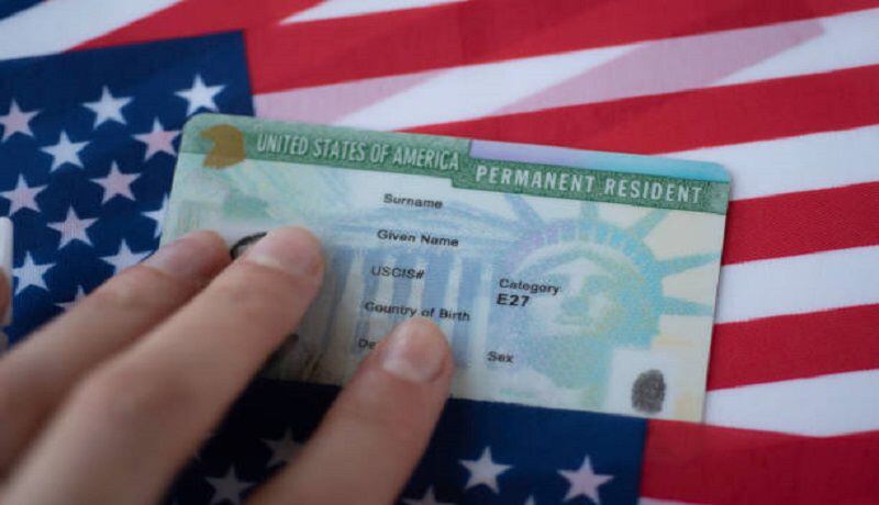 Si vence su tarjeta verde, deberá presentar la Forma 1-90 o recibir un sello de su documentación ADIT en su pasaporte, como evidencia de su estancia legal en el país.