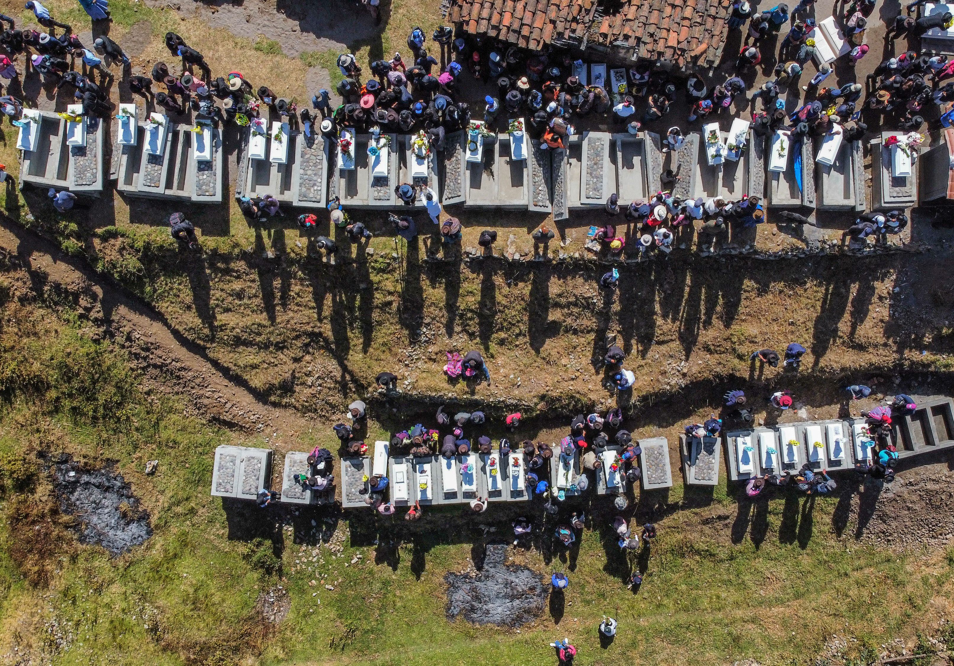 Vista aérea que muestra a familiares y miembros de la comunidad que participan en el entierro de las victimas de la masacre de Accomarca, perpetrada por el Ejército el 14 de agosto de 1985 durante la lucha contra Sendero Luminoso, en Ayacucho, Perú. EFE/Aldair Mejia 