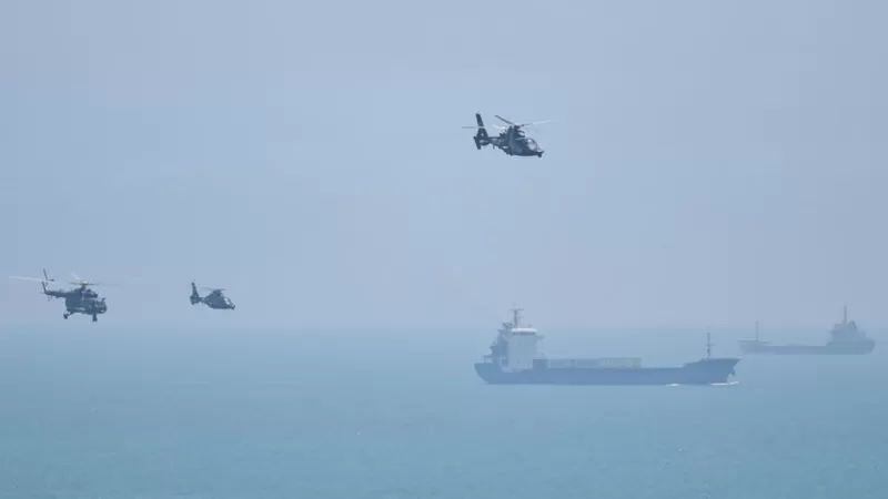 Buques y helicópteros militares de China participan en las maniobras en aguas frente a las costas de Taiwán. GETTY IMAGES