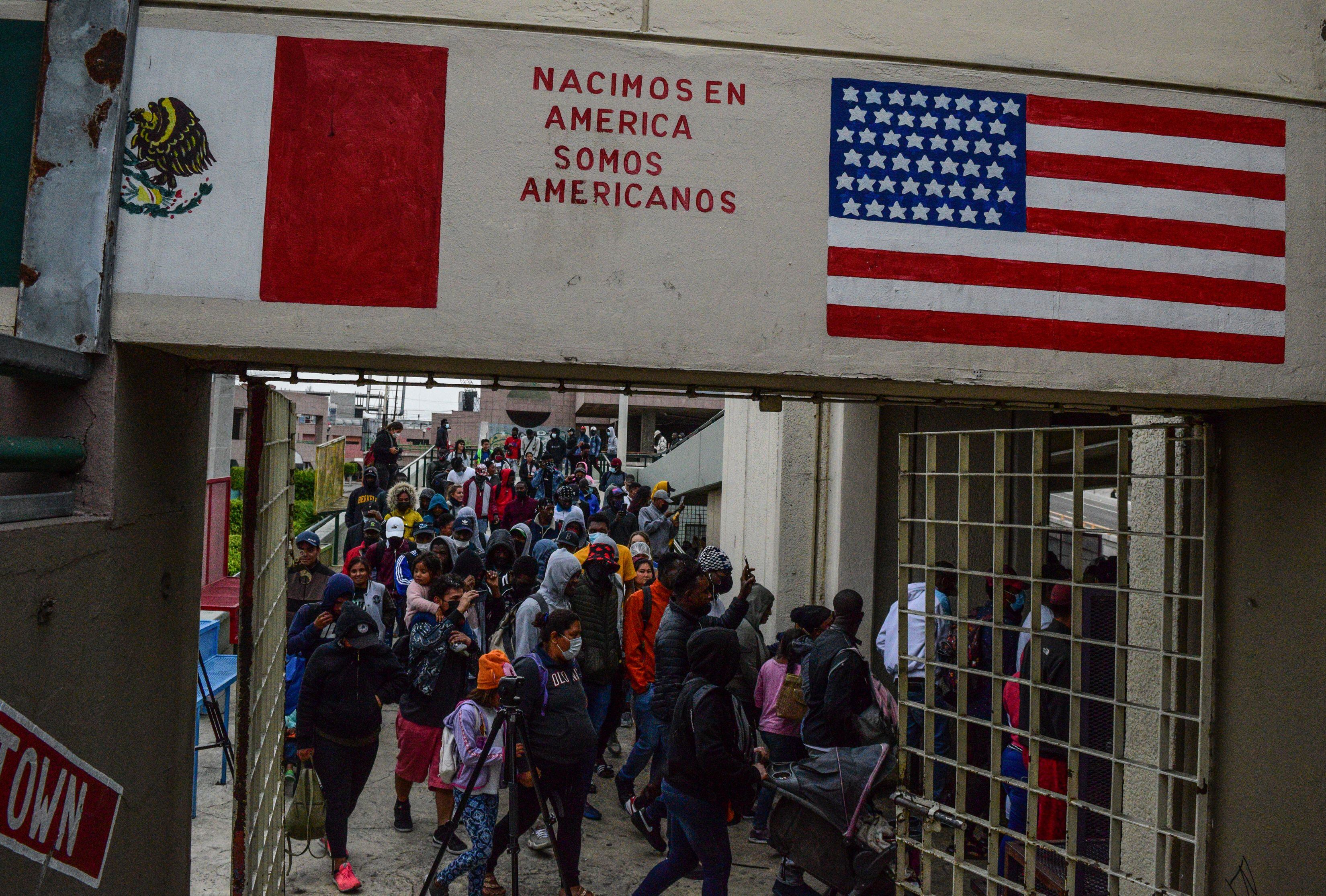 Un grupo de Migrantes, de origen haitiano, buscan información en el albergue Espacio Migrante sobre la extension del Titulo 42 en Tijuana, en Baja California (México). EFE/Joebeth Terriquez 