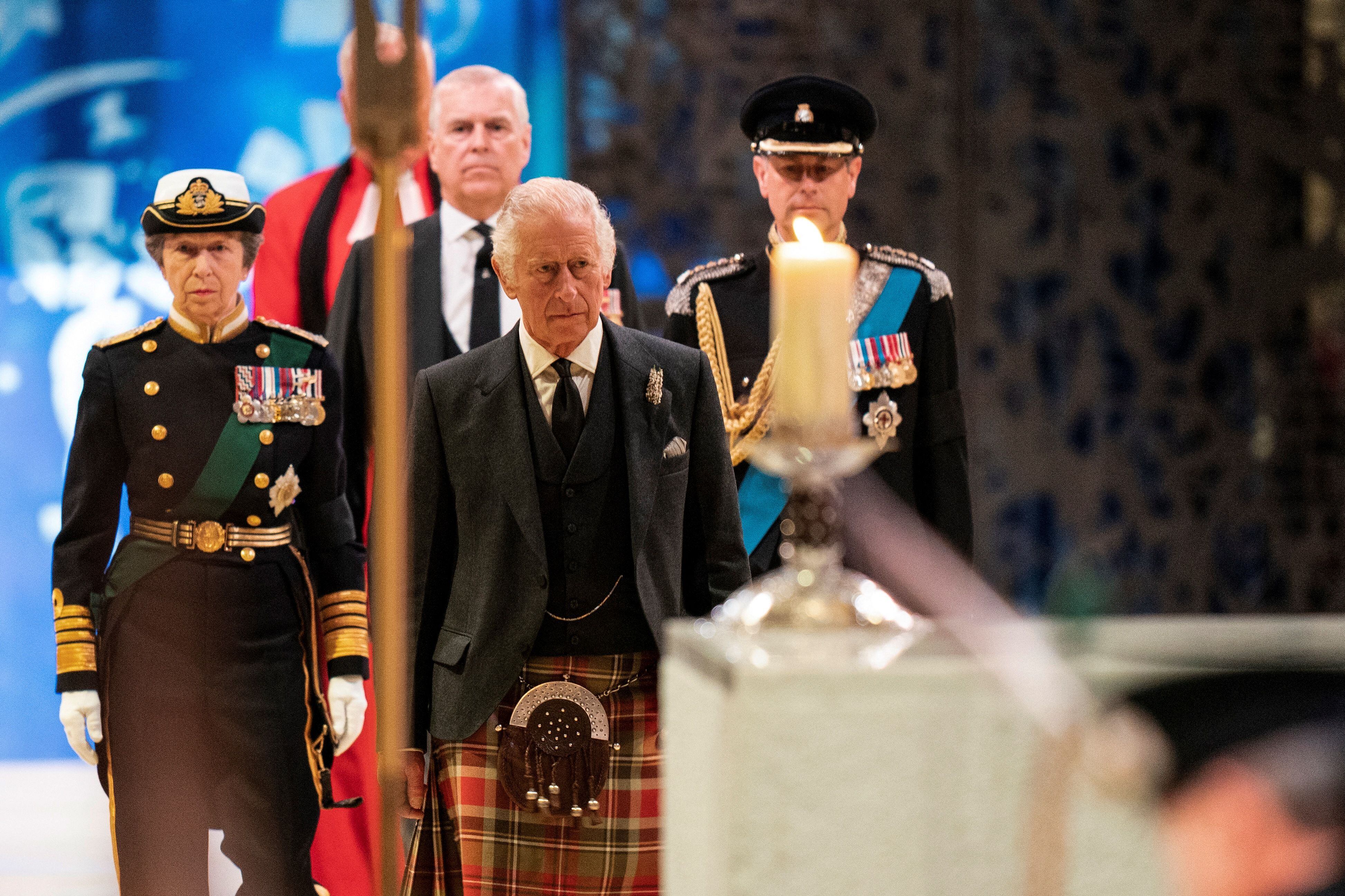 El rey Carlos III de Gran Bretaña (frente C), la princesa Ana de Gran Bretaña, la princesa real (izquierda), el príncipe Andrés, duque de York de Gran Bretaña (parte trasera C) y el príncipe Eduardo de Gran Bretaña, conde de Wessex (derecha), llegan para asistir a una vigilia en St Giles ' Catedral, en Edimburgo, el 12 de septiembre de 2022, tras la muerte de la reina Isabel II el 8 de septiembre. 