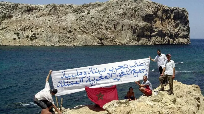 En julio de 2022, manifestantes marroquíes se pararon en la costa de Marruecos frente al islote de Perejil con un cartel que decía: "Demandamos la liberación de Ceuta y Melilla y todos los otros territorios marroquíes ocupados".