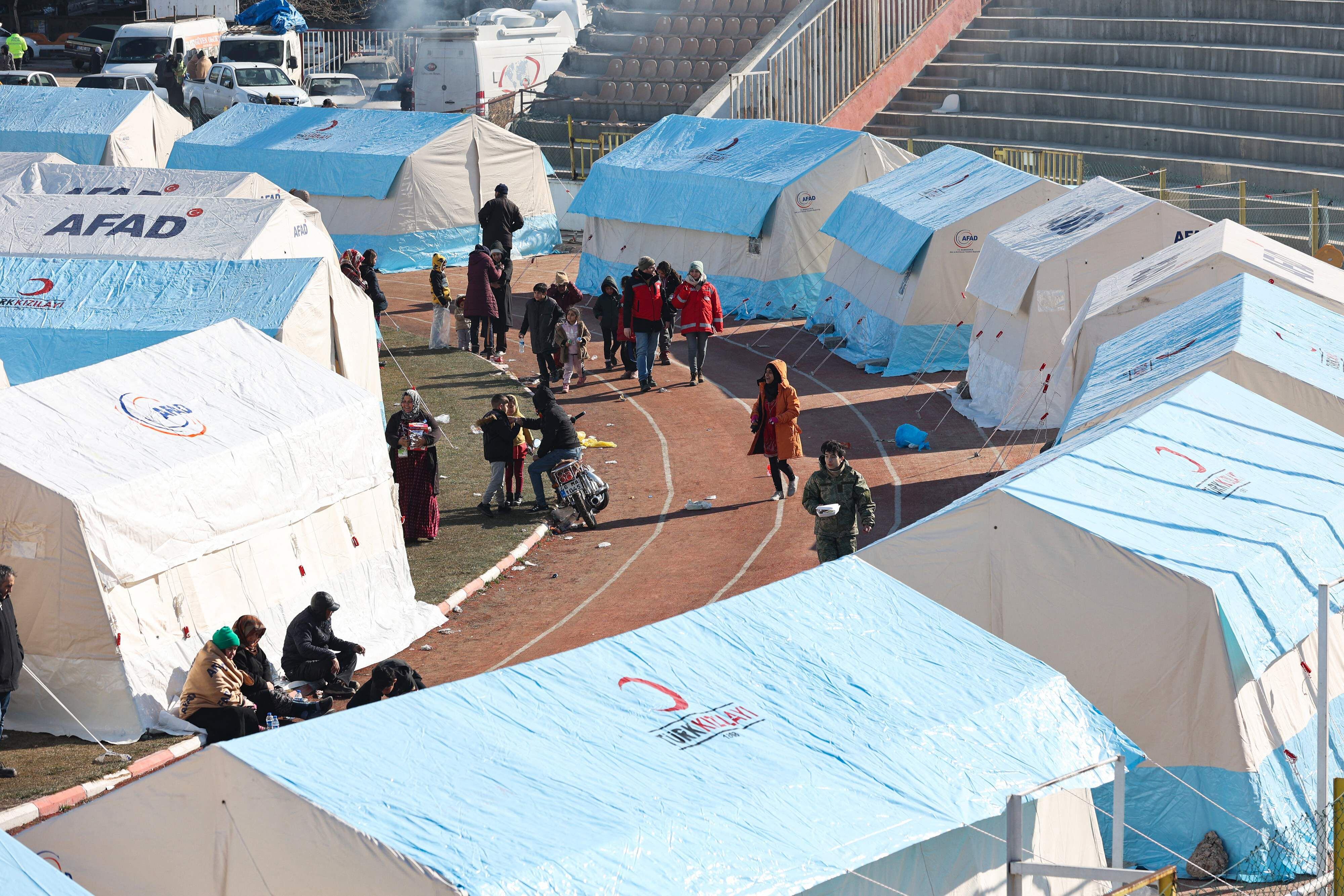 Varias personas permanecen en un campamento en el estadio en Kahramanmaras, al sur de Turquía. Foto: AFP