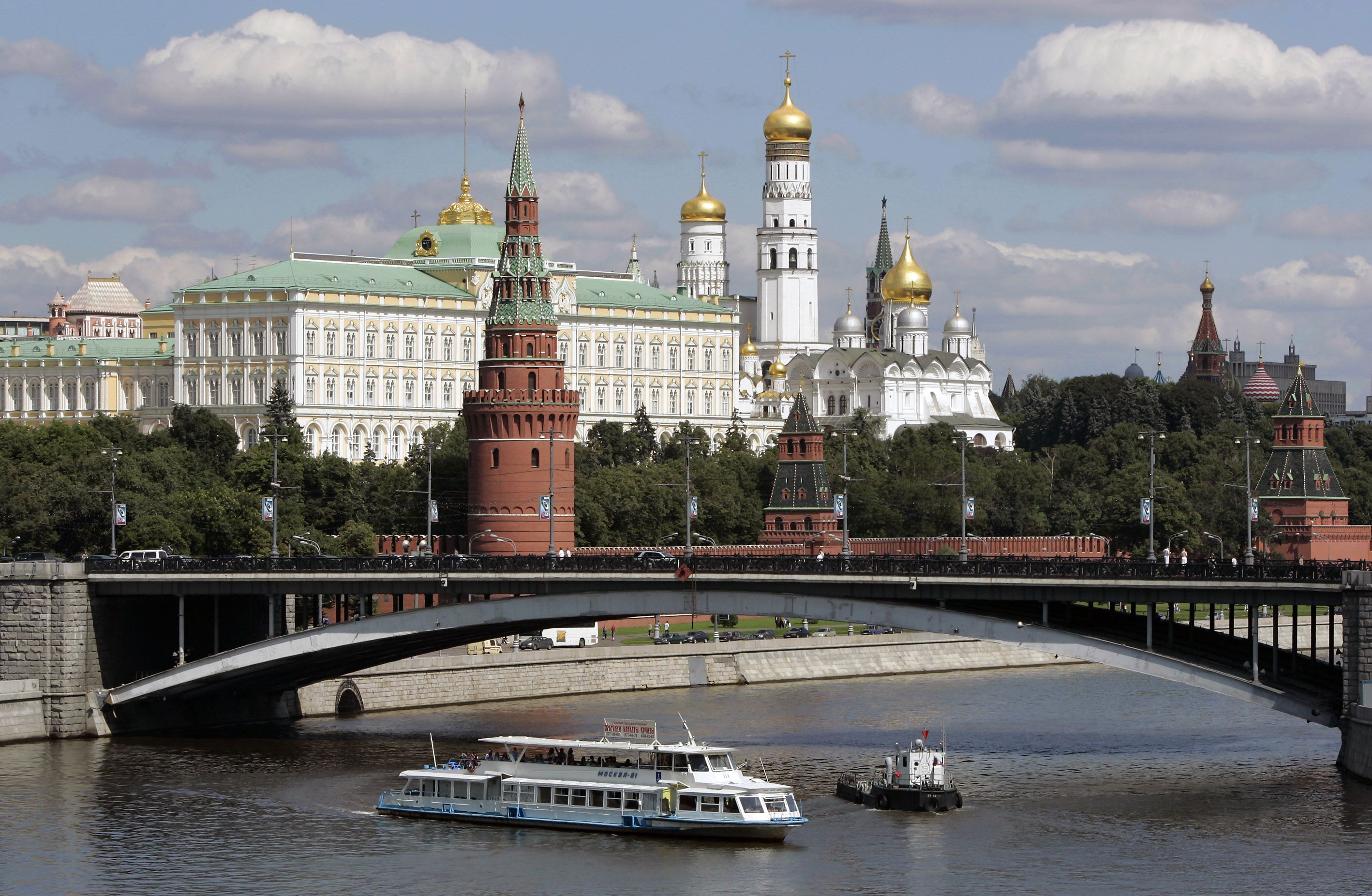 Foto de archivo en que se ven barcos fluviales en el río Moscú con el Kremlin de fondo, en Rusia.