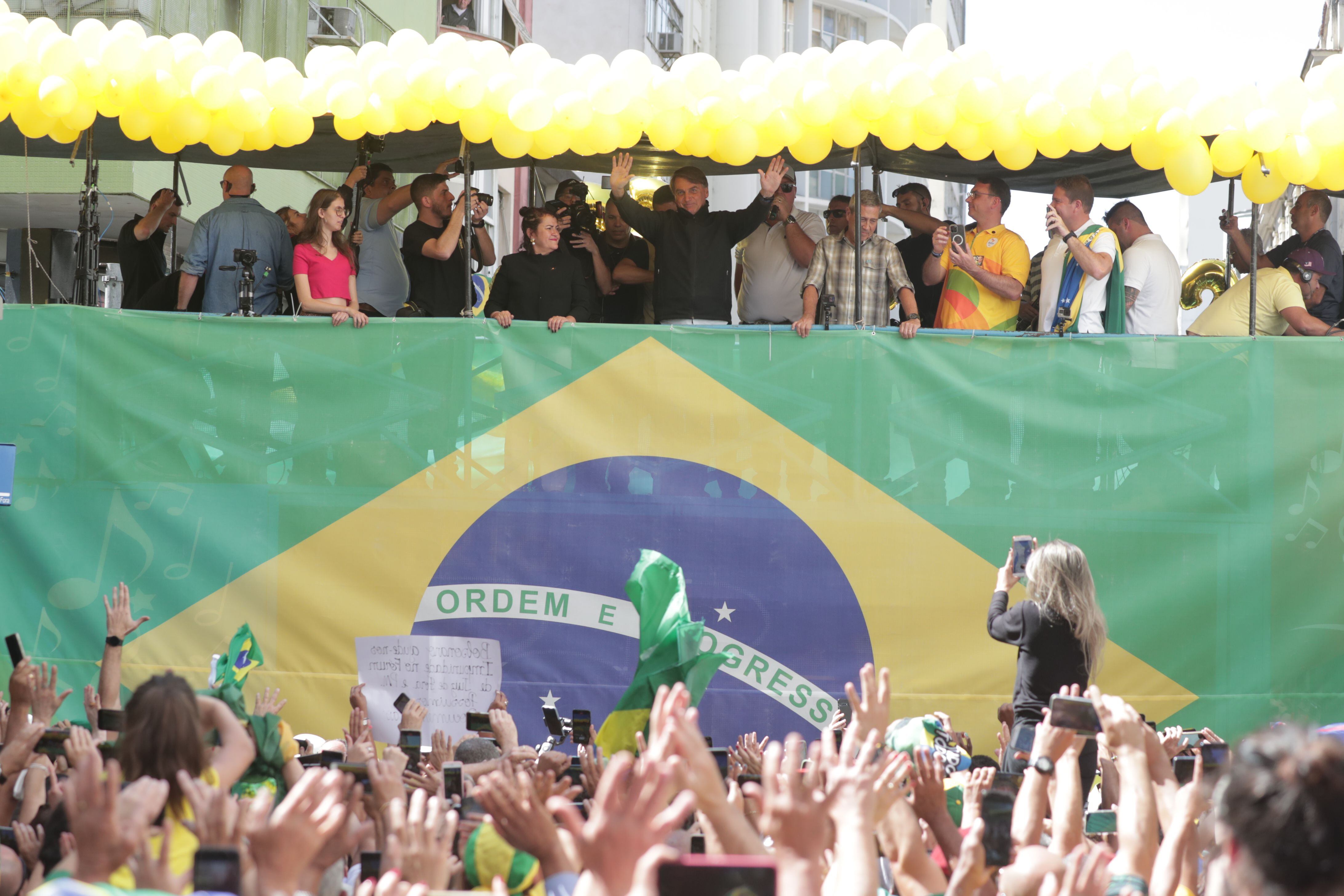 El presidente de Brasil, Jair Bolsonaro, saluda a sus simpatizantes durante el primer acto de campaña del mandatario de cara a las elecciones presidenciales del 2 de octubre, hoy, en Juiz de Fora (Brasil). EFE/Andre Coelho 