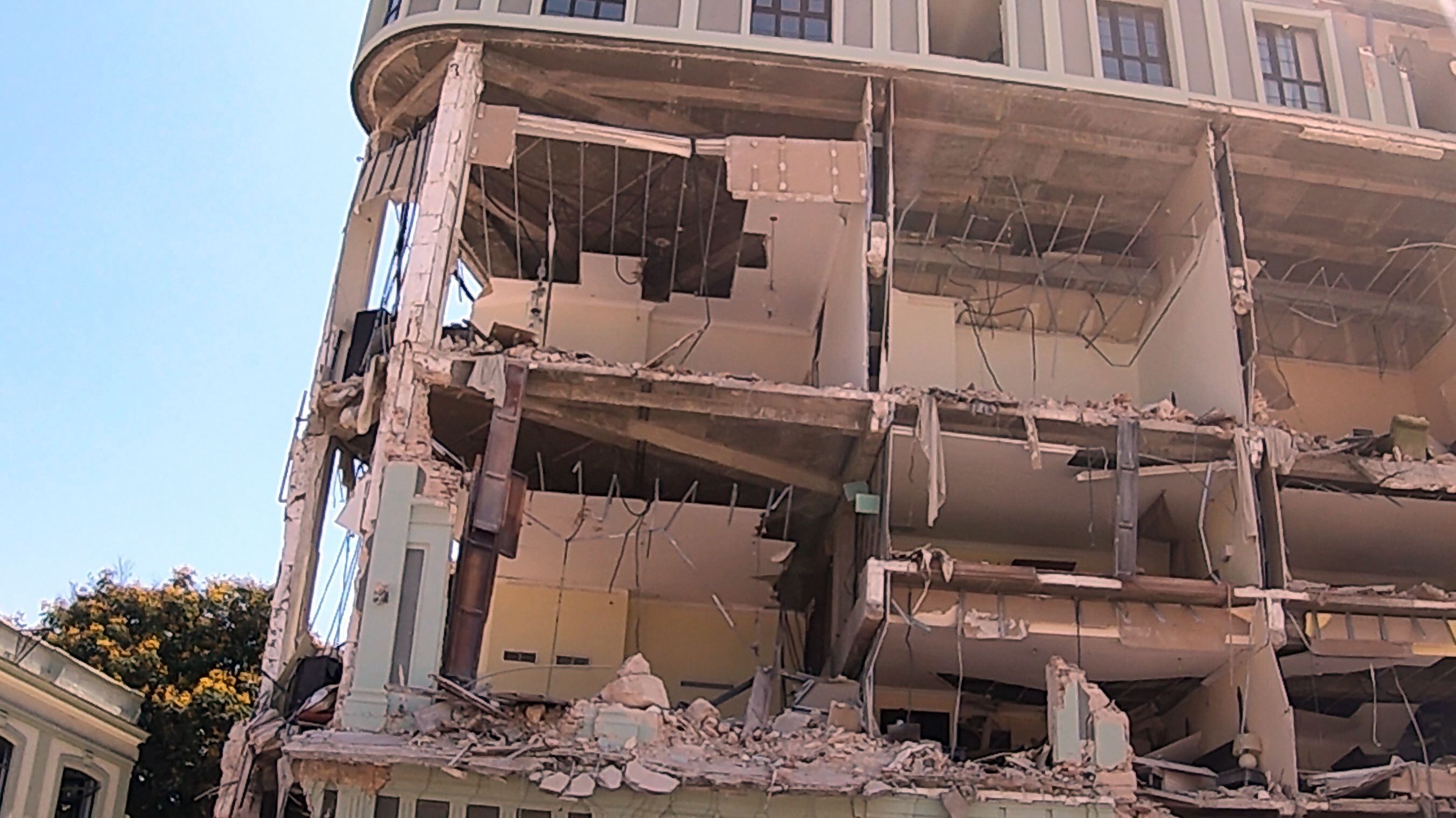 Destrozos en la fachada de la edificación tras una explosión en Hotel Saratoga, en la capital cubana. EFE/Ernesto Mastrascusa 