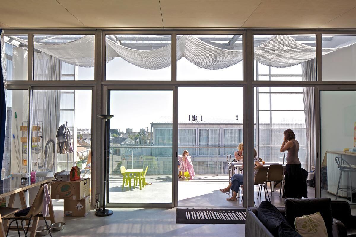 Interior de la vivienda social en Saint-Nazaire (2011). 53 apartamentos organizados en edificios de tres plantas, los cuales brindan amplitud y comodidad. Foto: Philippe Ruault.