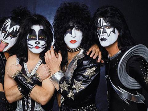 Kiss realizó colaboración con grupo japonés femenino