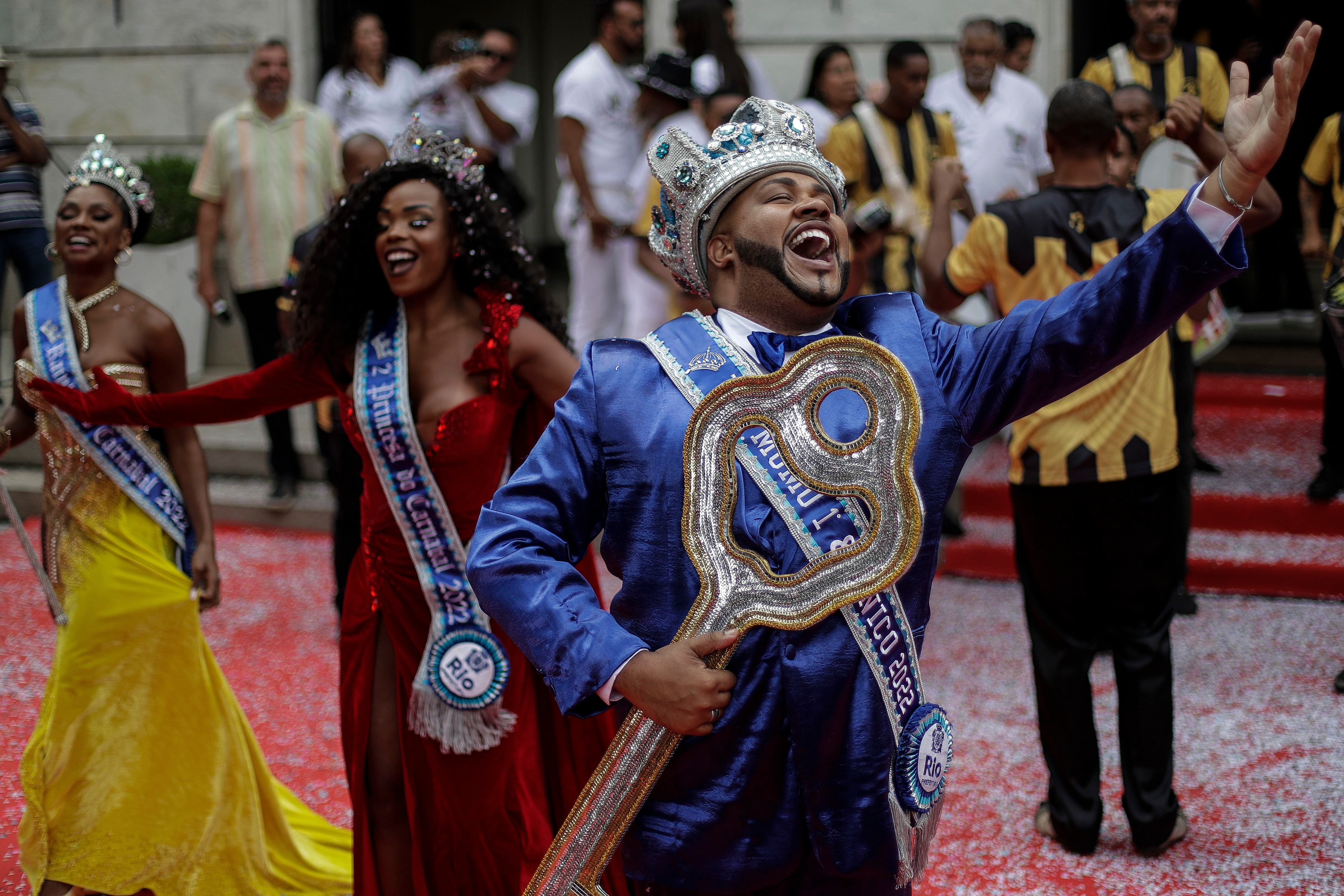 El Rey Momó (i) recibe las llaves de la ciudad de parte del alcalde de Río, Eduardo Paes, este 20 de abril de 2022, durante la inauguración oficial del Carnaval 2022, en Río de Janeiro (Brasil).