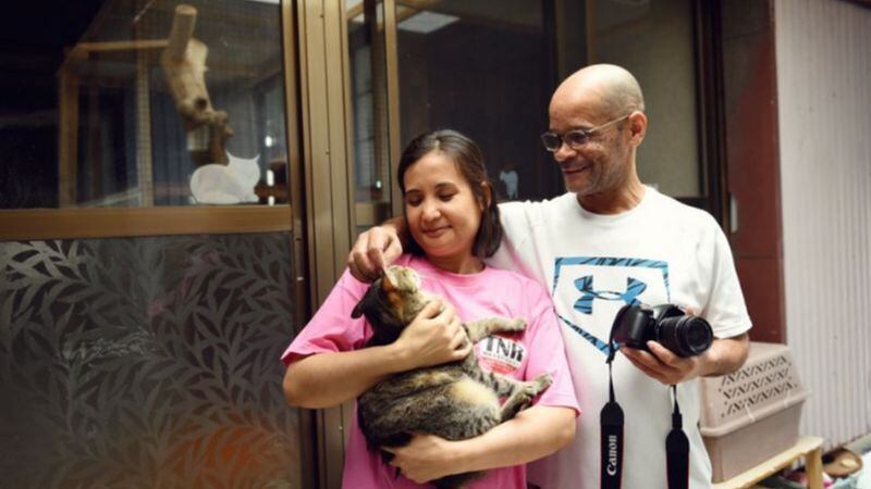 ARCHIVO PERSONAL Elen Tanaka y Cássio da Silva cuidan actualmente de 100 gatos en un apartamento que alquilaron para albergar a los animales.
