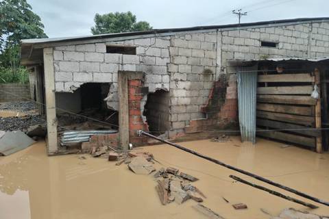 ‘¡Está fuerte, está fuerte!’: río se desbordó en Tenguel e inundó casas y calles