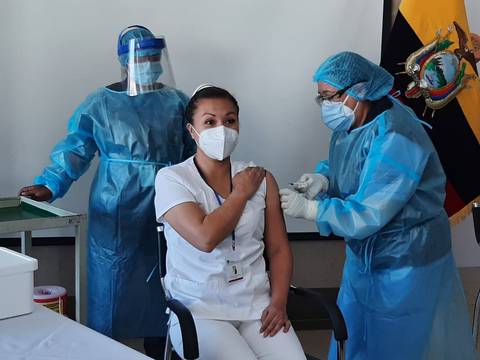 En Quito, en inicio de vacunación contra el coronavirus se vacunó a 4 profesionales de la salud
