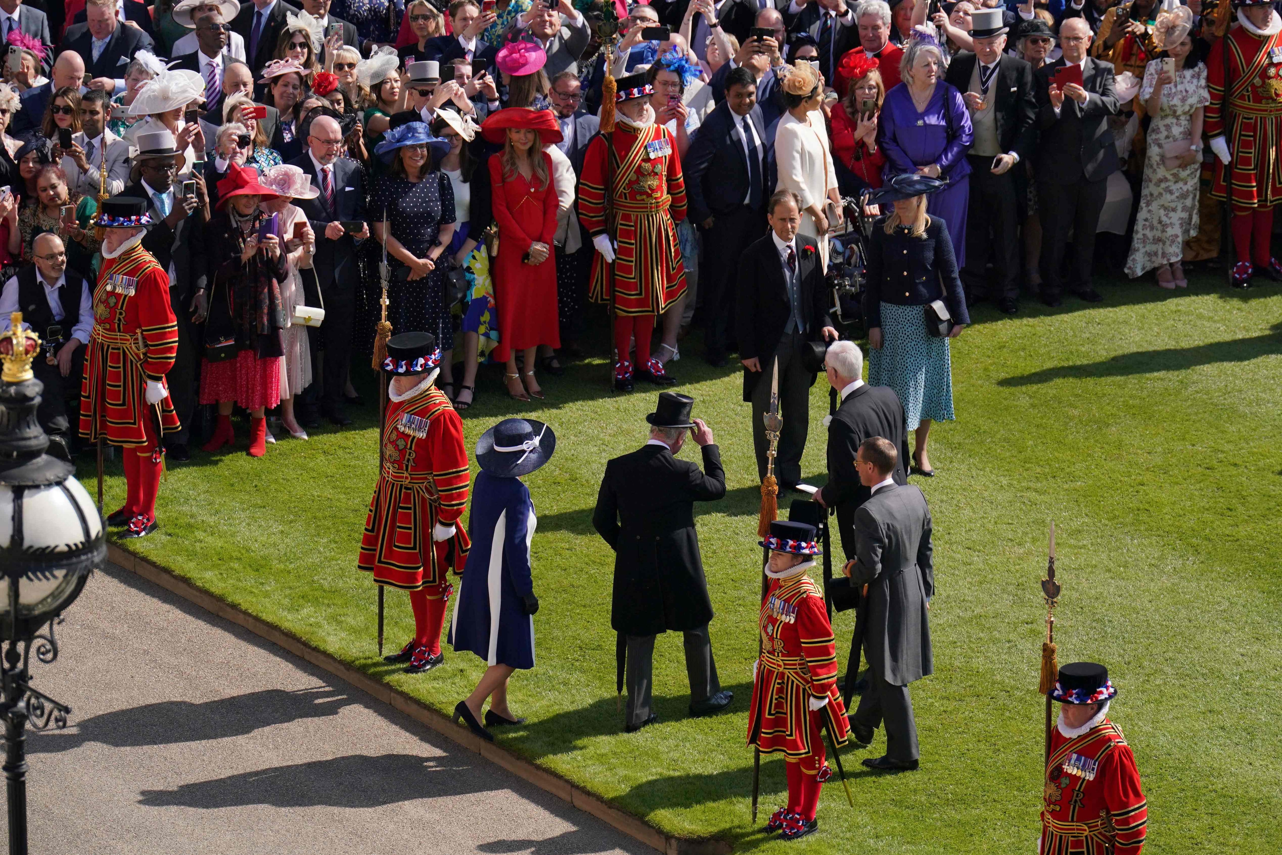 Hace 70 años, un travieso príncipe Carlos correteaba entre las capas de la recién coronada Isabel II; hoy comenzaron en Londres las actividades de su coronación