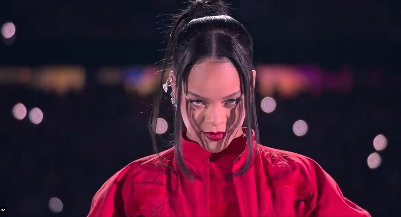 ¡Rihanna está embarazada! La artista sorprende a los fanáticos durante su espectáculo del medio tiempo del Super Bowl LVII