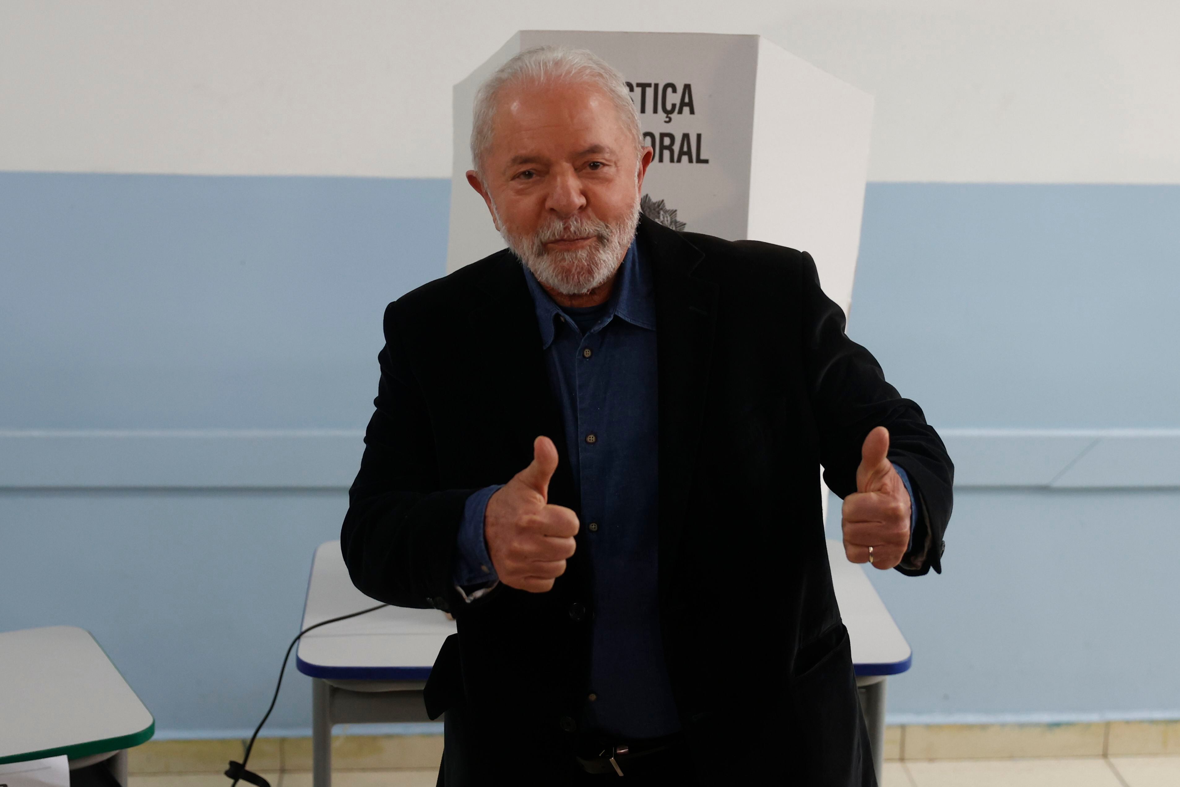 El exmandatario brasileño Luiz Inácio Lula da Silva posa a su llegada a votar hoy, en Sao Paulo (Brasil). EFE/ Fernando Bizerra 