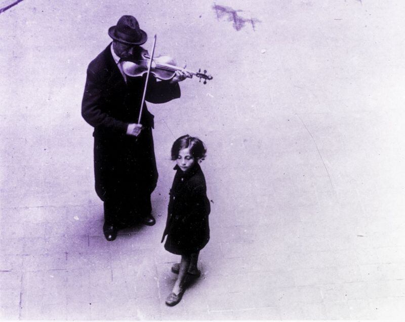 GETTY IMAGES En 1947 músicos, como este violinista, que antes tocaban en orquestas aún tenían que ganarse la vida en las calles.