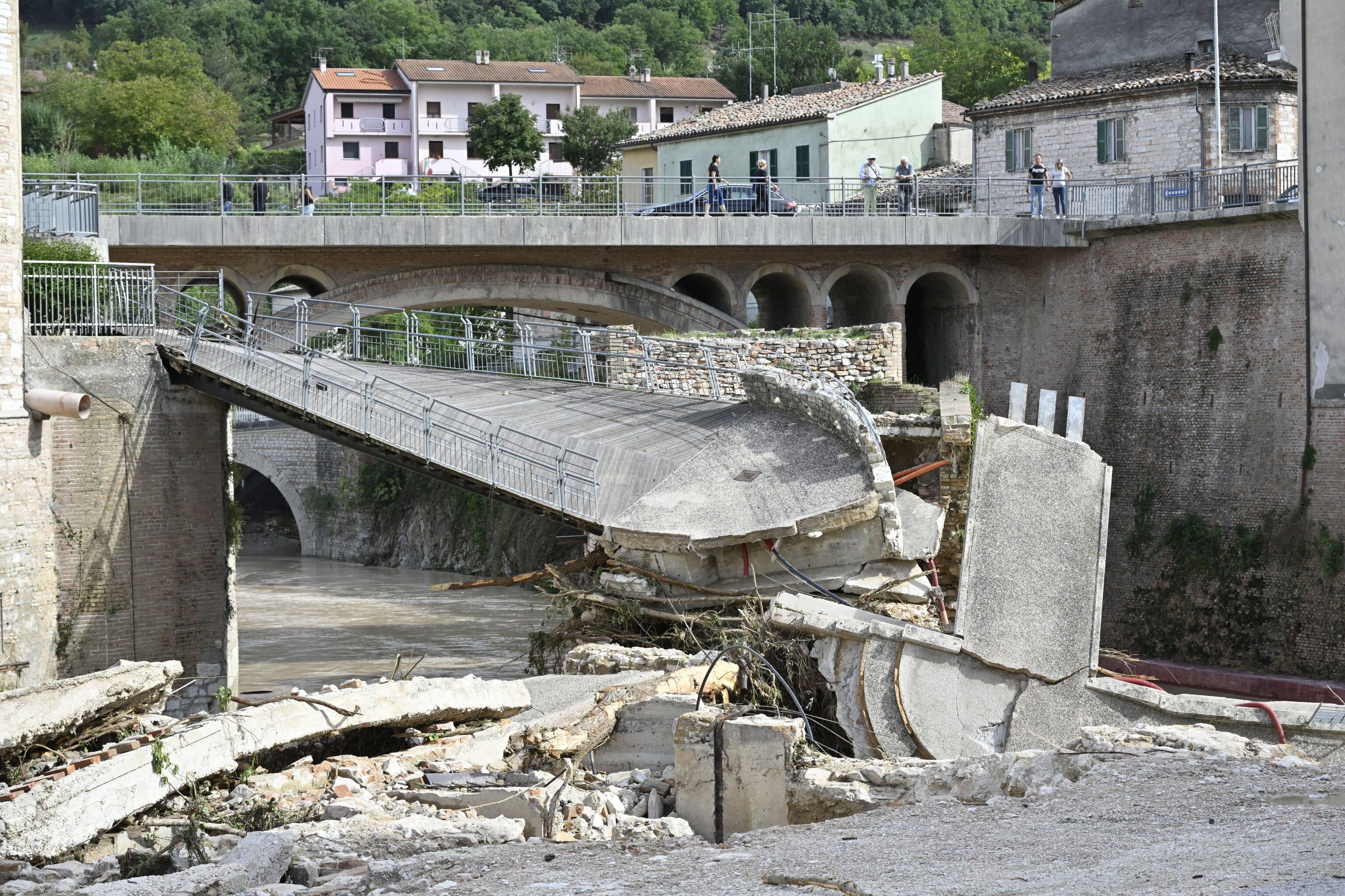 Un puente peatonal colapsado tras las inundaciones repentinas causadas por el río Sanguerone debido a una bomba de lluvia nocturna en Sassoferrato, provincia de Ancona, que ya deja al menos 10 personas fallecidas.