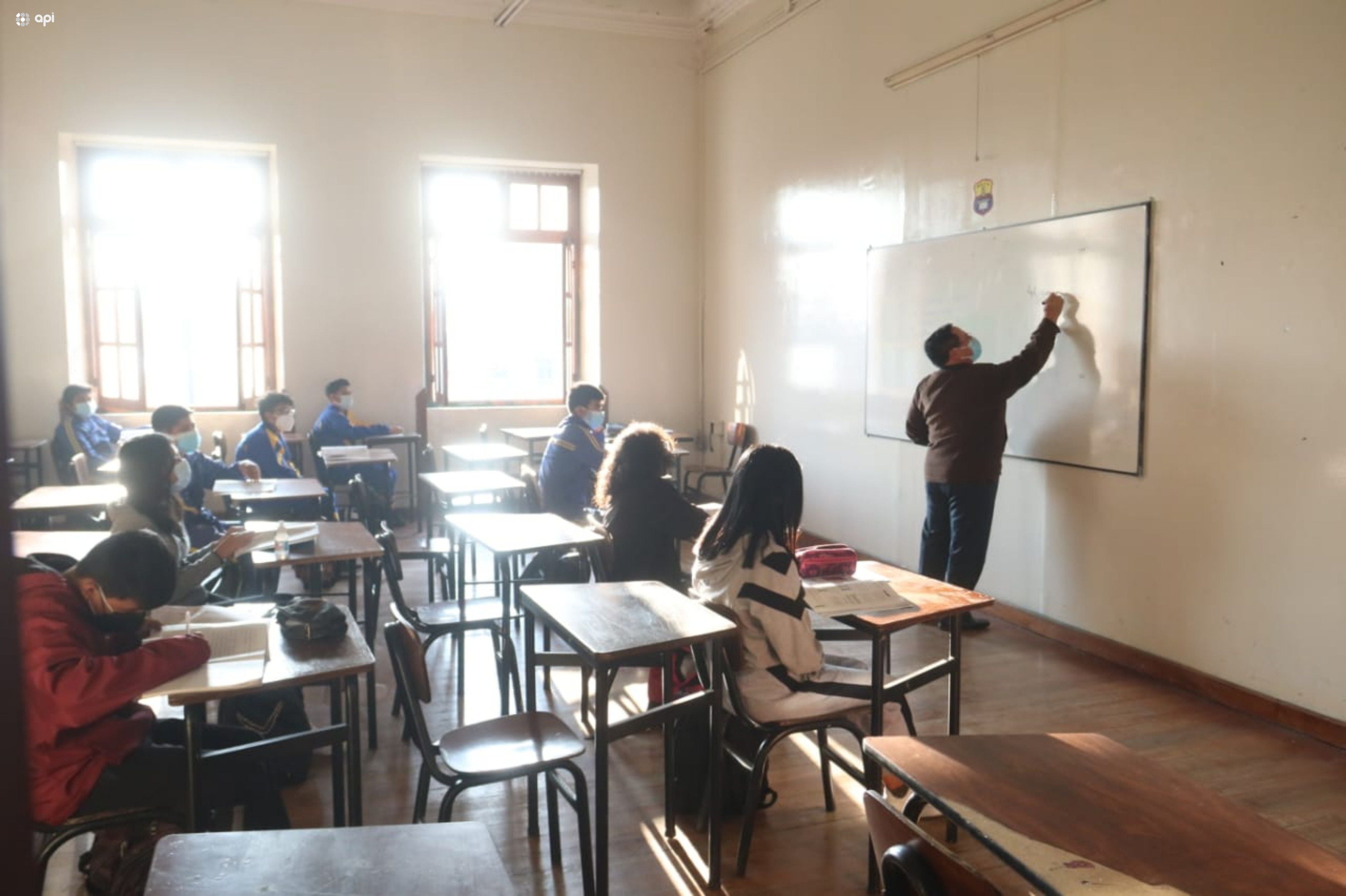 Tras presunto suicidio de estudiante, Ministerio de Educación investigará supuestos ‘acontecimientos irregulares’ en colegio de Quito