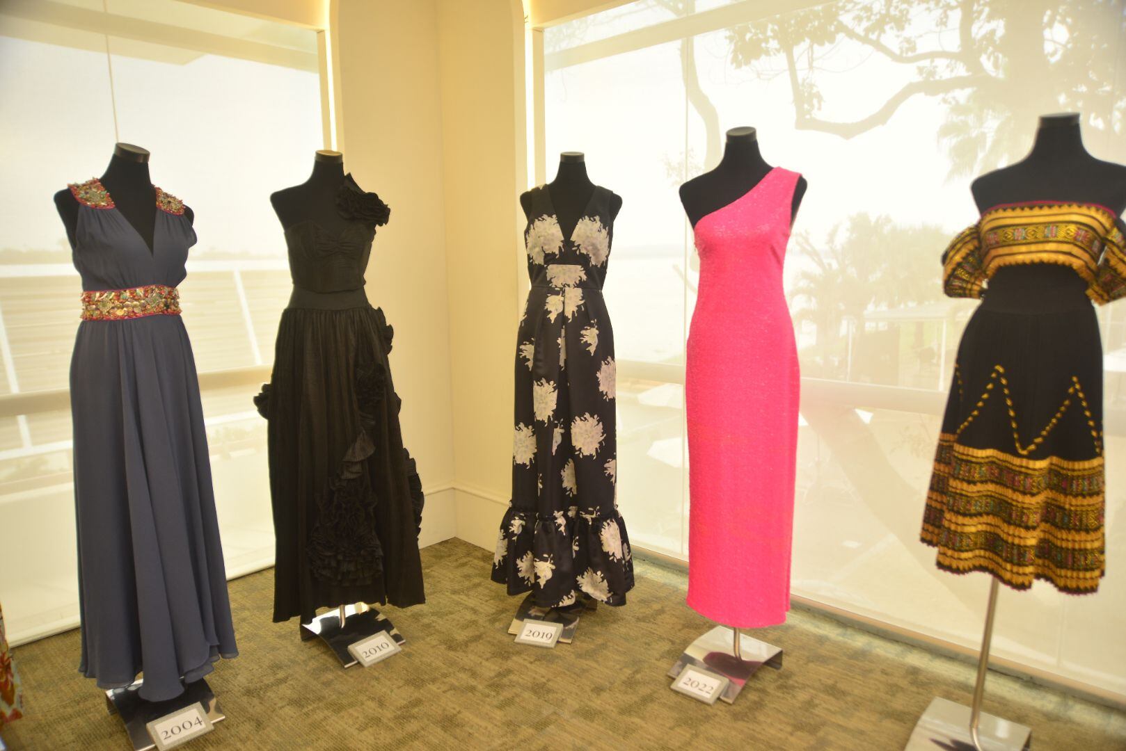 Exposición de vestidos de Annabella Azín diseñados por Teresa valencia. Foto: Francisco Verni