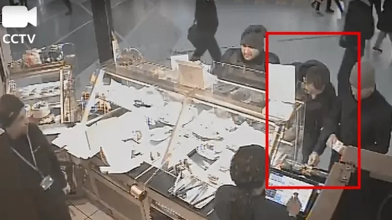 MET POLICE Los sospechosos fueron filmados en un café en una estación de tren.