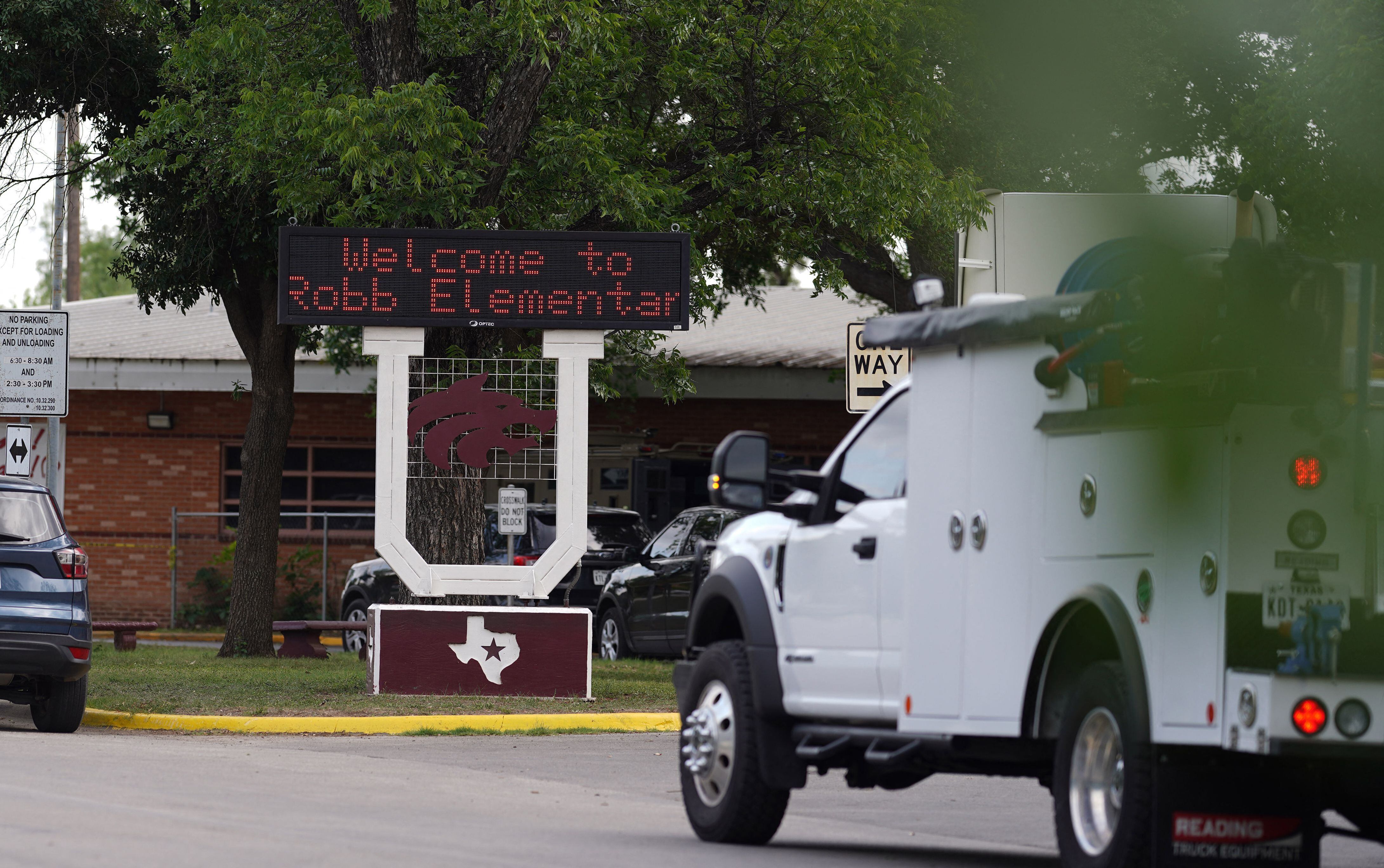 Un cartel de bienvenida se ve fuera de la Escuela Primaria Robb en Uvalde, Texas, el 24 de mayo de 2022, sitio del tiroteo escolar más mortífero del país en años. (Foto de Allison Dinner / AFP)