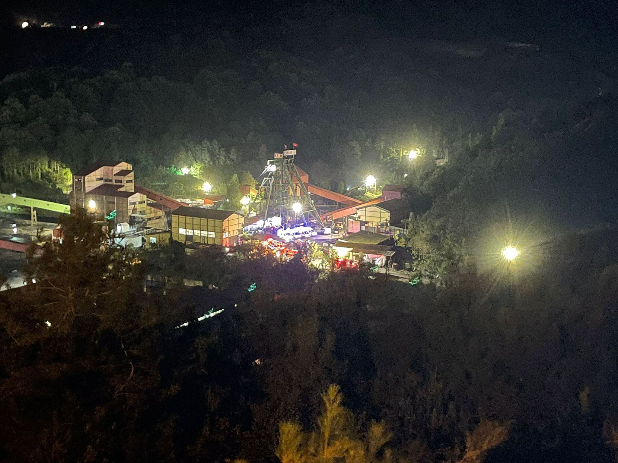 Ambulancias y bomberos llegan al lugar de la explosión tras una explosión ocurrida en una mina de carbón en Bartin, al norte de Turquía, el 14 de octubre de 2022. Según el gobernador de Bartin, 30 mineros quedan atrapados tras la explosión explosión de la mina.