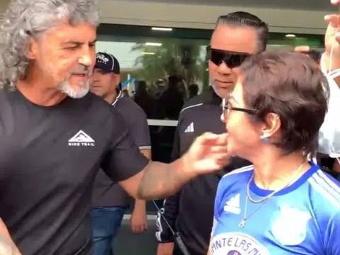 Emotivo recibimiento de hinchas azules tuvo Leonel Álvarez, nuevo DT de Emelec, a su arribo a Guayaquil