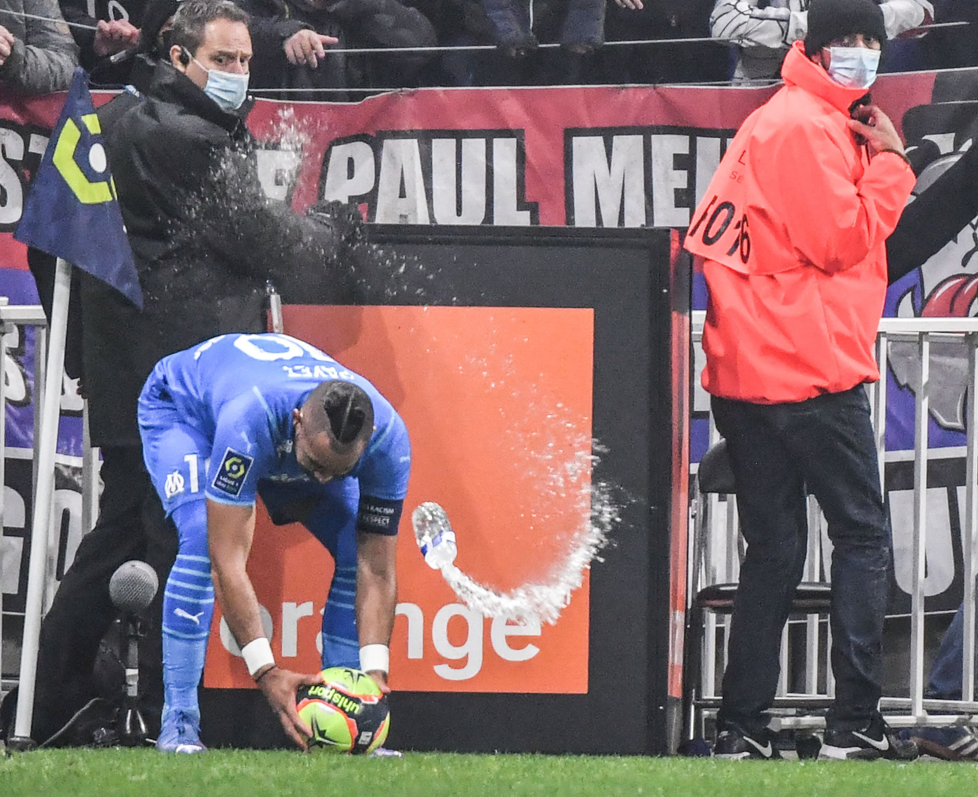 Botellazo a Dimitri Payet, otro capítulo de un violento arranque de temporada en los estadios de Francia