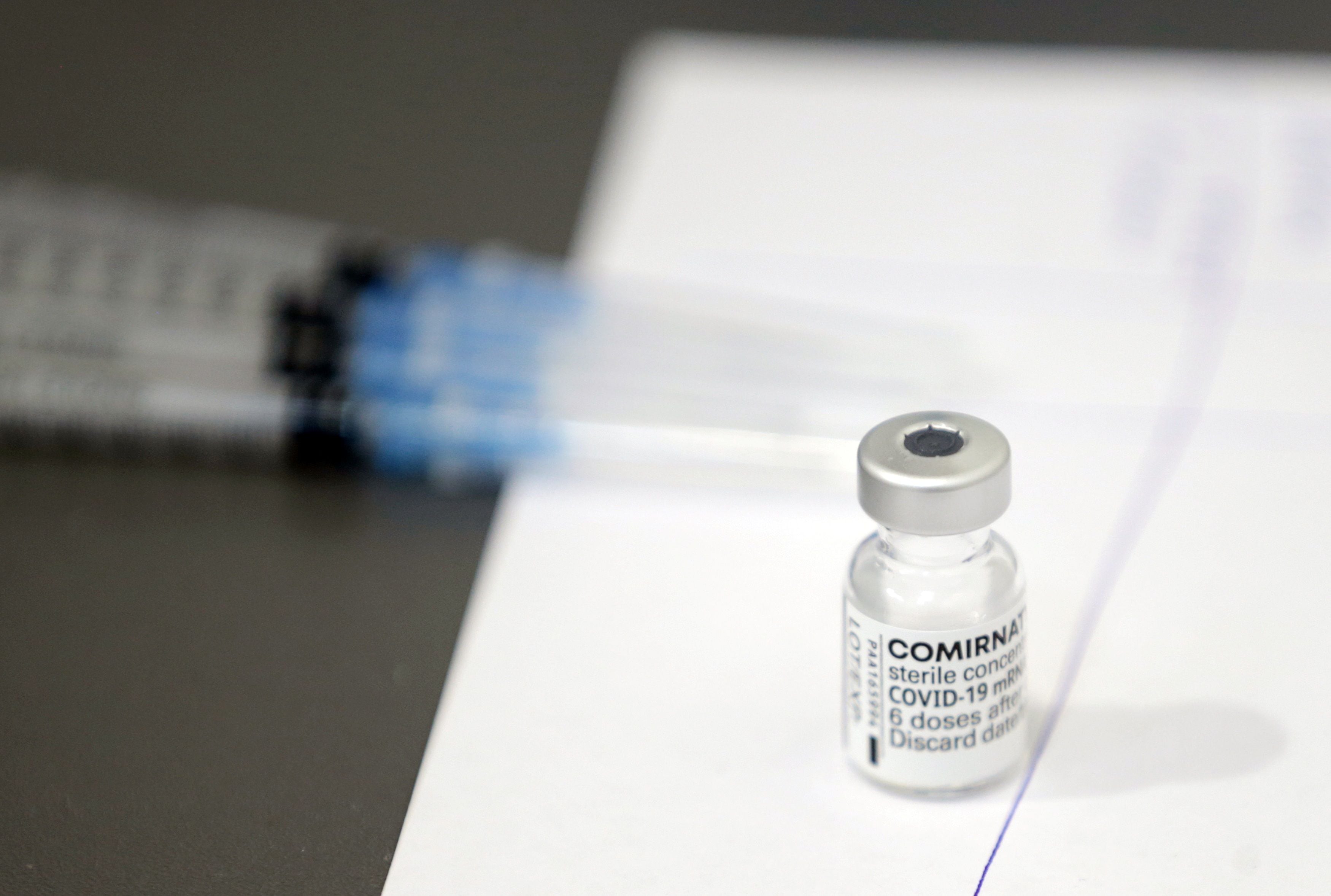 Pfizer solicitó a la FDA autorización de uso de emergencia para aplicar tercera dosis de su vacuna contra el COVID-19 a mayores de 18 años