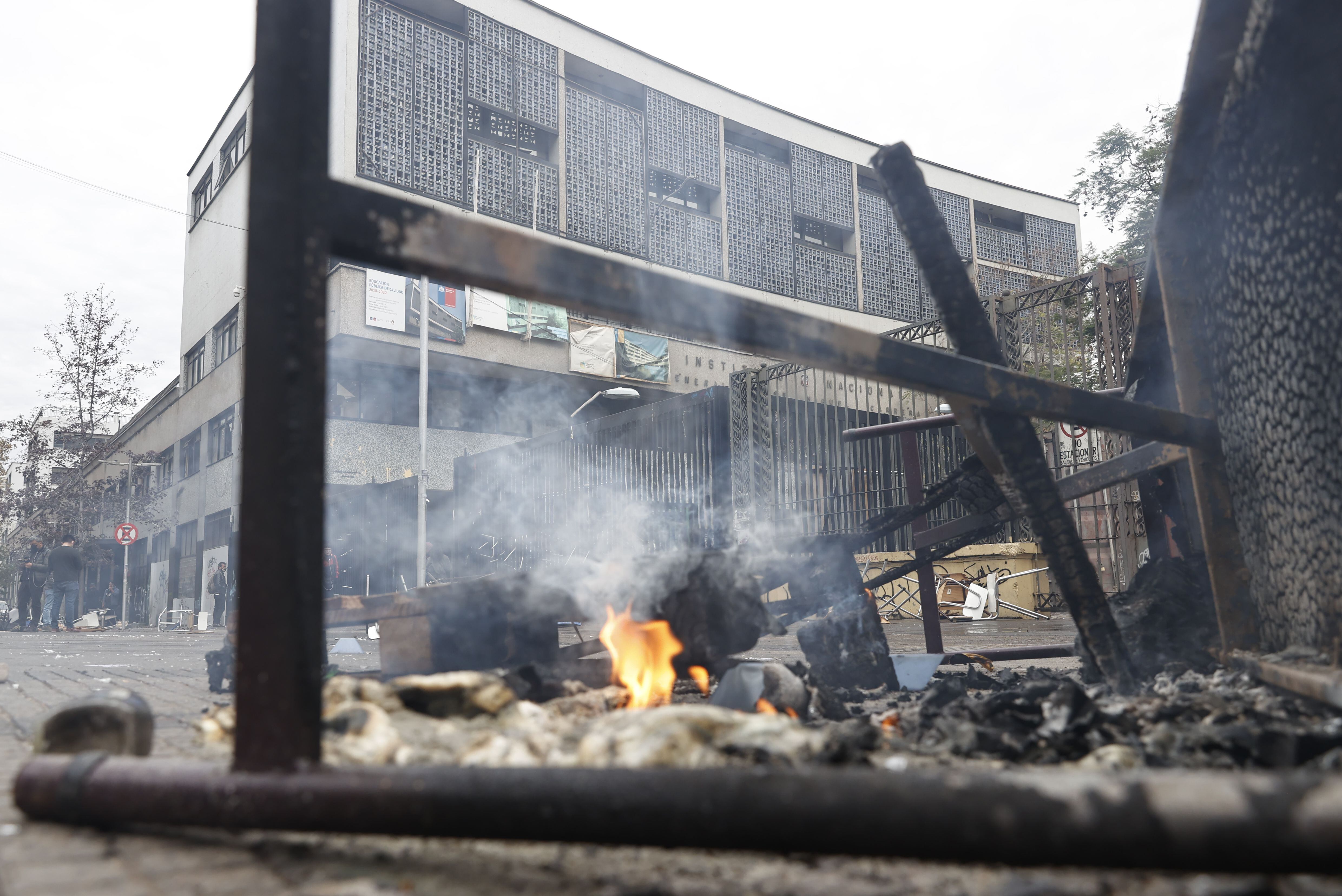 Vista exterior del Instituto Nacional, uno de los principales centros educativos del país, donde hoy tuvo lugar un incendio que afectó a sus instalaciones al mismo tiempo que un grupo de estudiantes protestaba en los alrededores para exigir mejoras educativas, en Santiago (Chile). EFE/ Alberto Valdes 