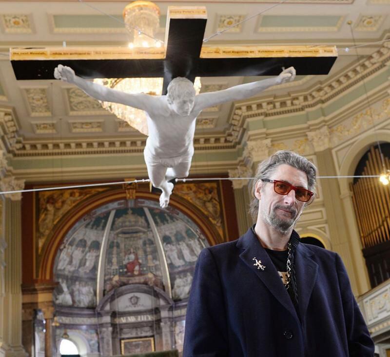 El escultor Nick Reynolds en la inauguración de la estatua del crucifijo de Pete Doherty llamada "Por el amor de Pete" en la iglesia parroquial de St. Marylebone, en 2005.