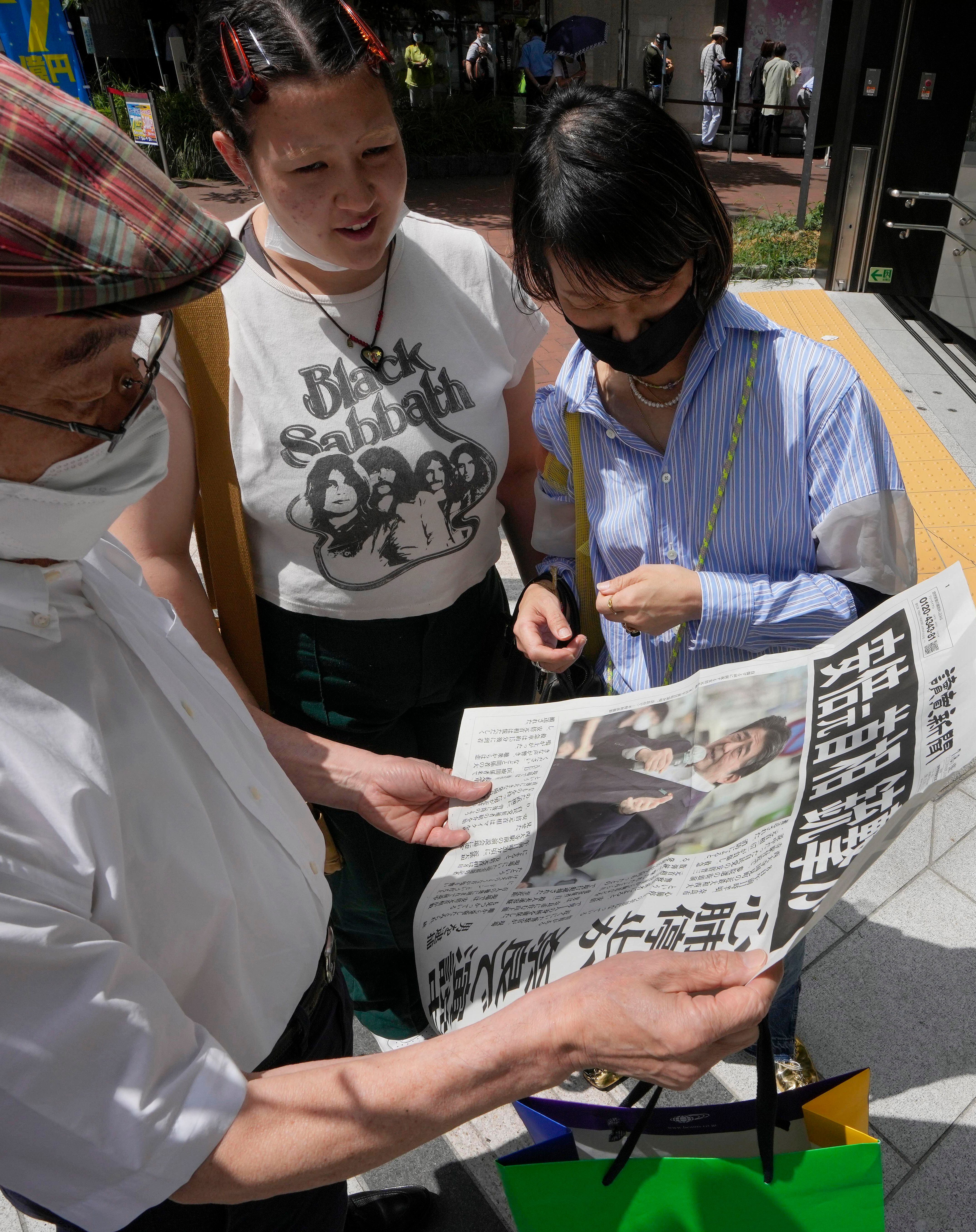 Japoneses leen una edición especial de un periódico con la noticia del atentado al ex primer ministro Shinzo Abe, fallecido por disparos en Nara. EFE/EPA/KIMIMASA MAYAMA 