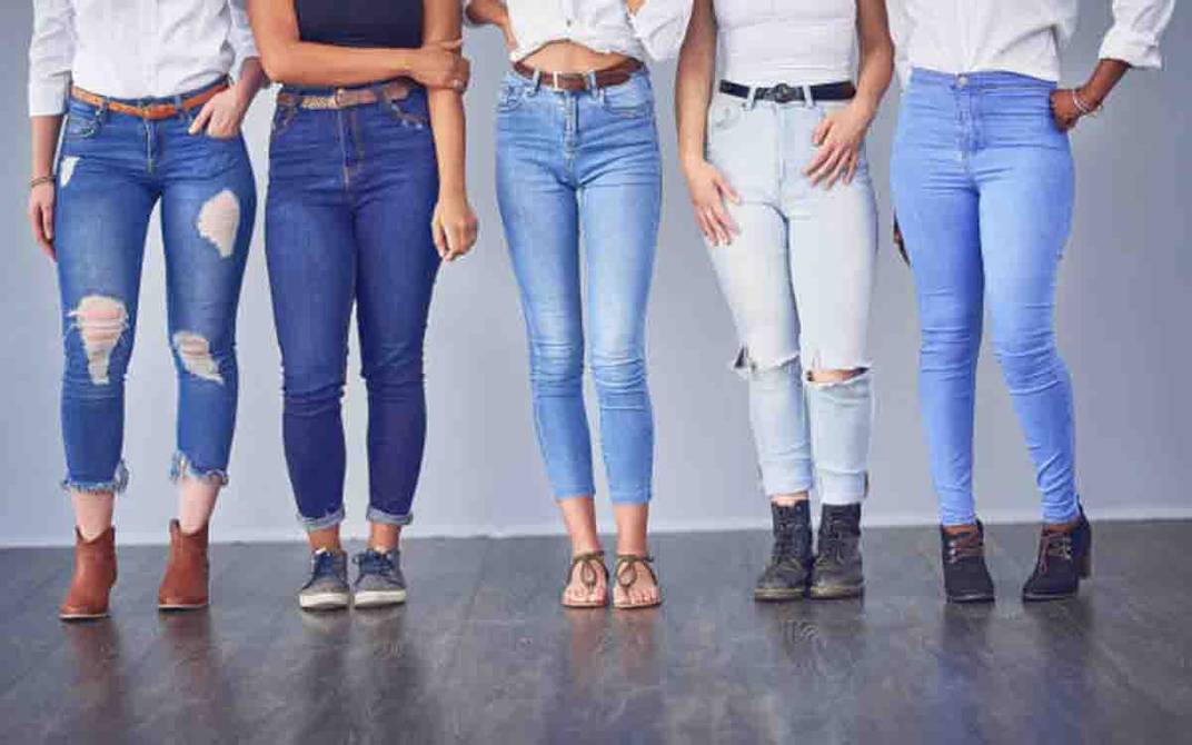 Los 6 mejores jeans para mujeres mayores de 50 años