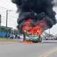 Bus de transporte urbano se incendia en los exteriores de colegio en Quevedo