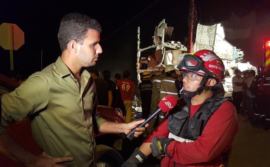 En 2016, Juan Carlos Aizprúa fue designado para hacer la cobertura inicial del terremoto en Pedernales. En la foto, entrevista a un bombero que participaba en las labores de rescate.
Cortesía: Juan Carlos Aizprúa.