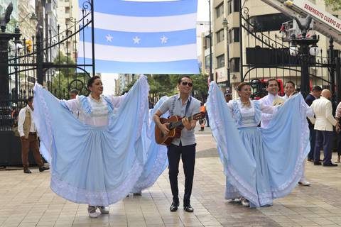 Bandera gigante de Guayaquil se izó en el parque Centenario, en el pregón de inauguración de festejos julianos 