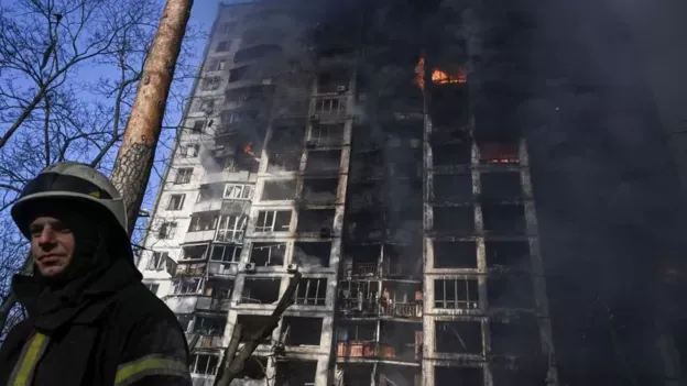 Edificios residenciales en Kiev han sido golpeados por proyectiles rusos.
