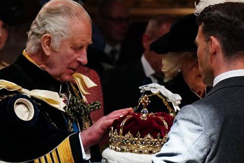 Carlos III recibe la corona escocesa en Edimburgo 