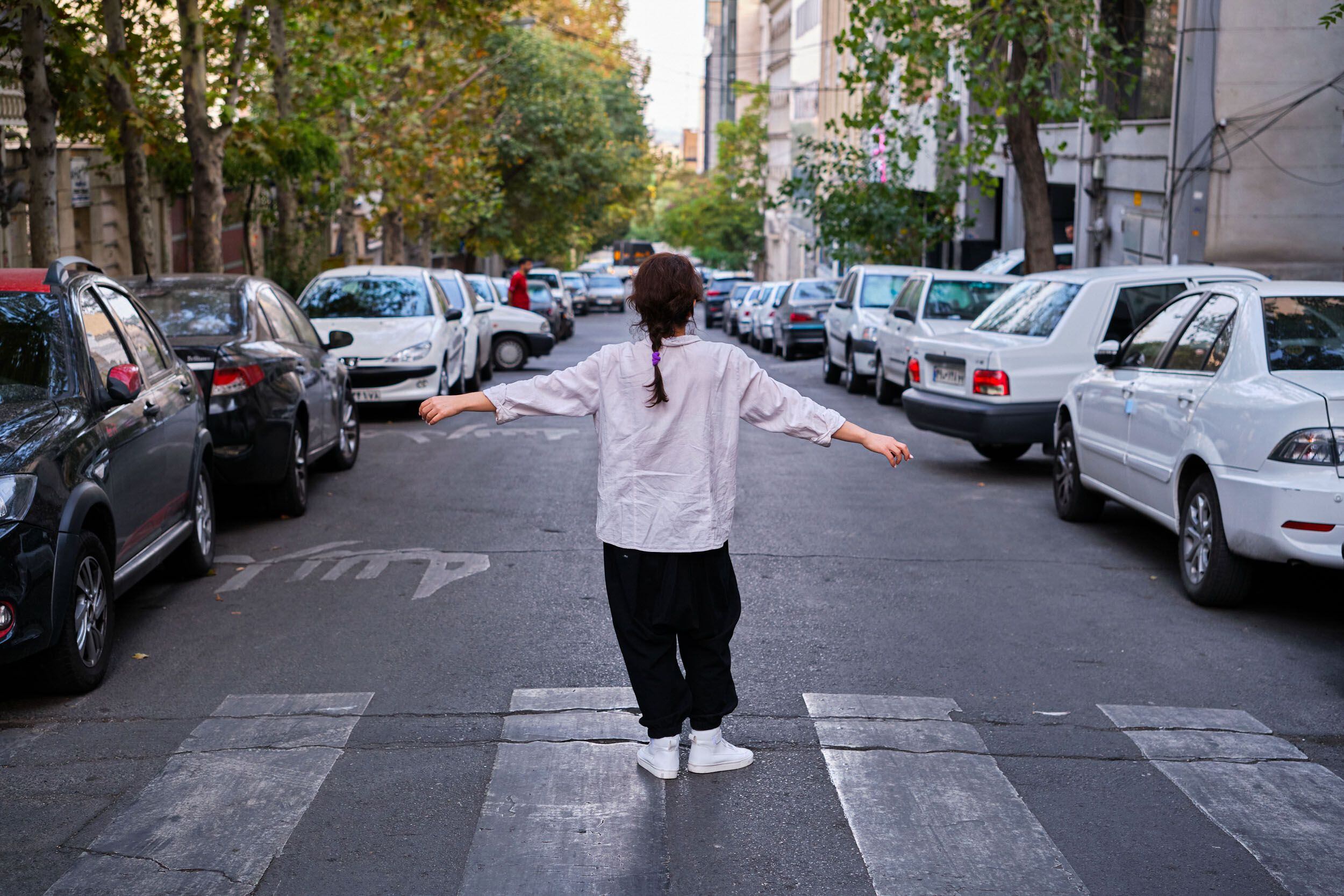 Una mujer posa en Teherán sin el velo islámico, prenda que ha dejado de usar en las últimas semanas. EFE/Jaime León 