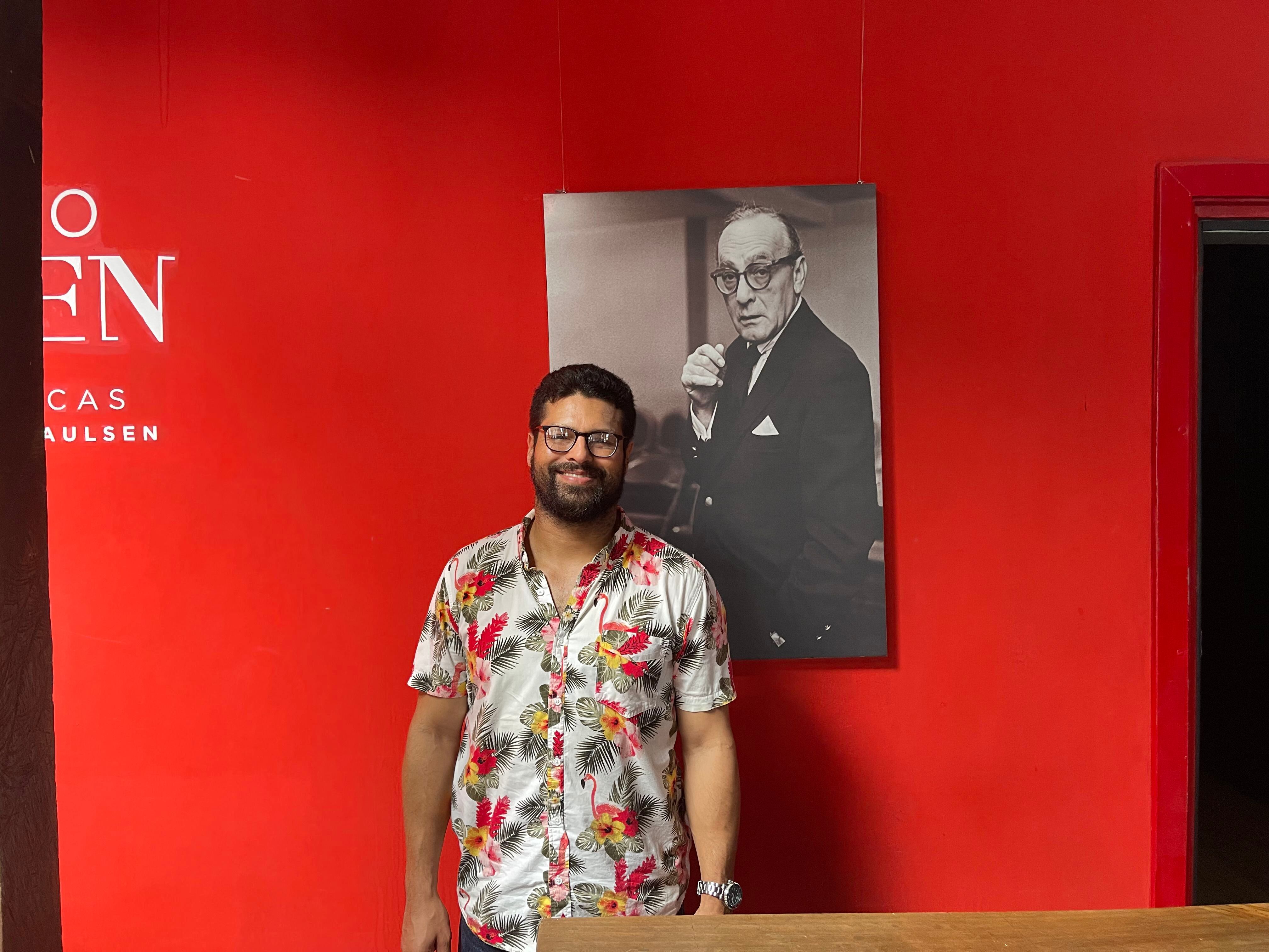 Marlon Pantaleón, director ejecutivo del Estudio Paulsen, junto a una foto de Sanford Meisner.